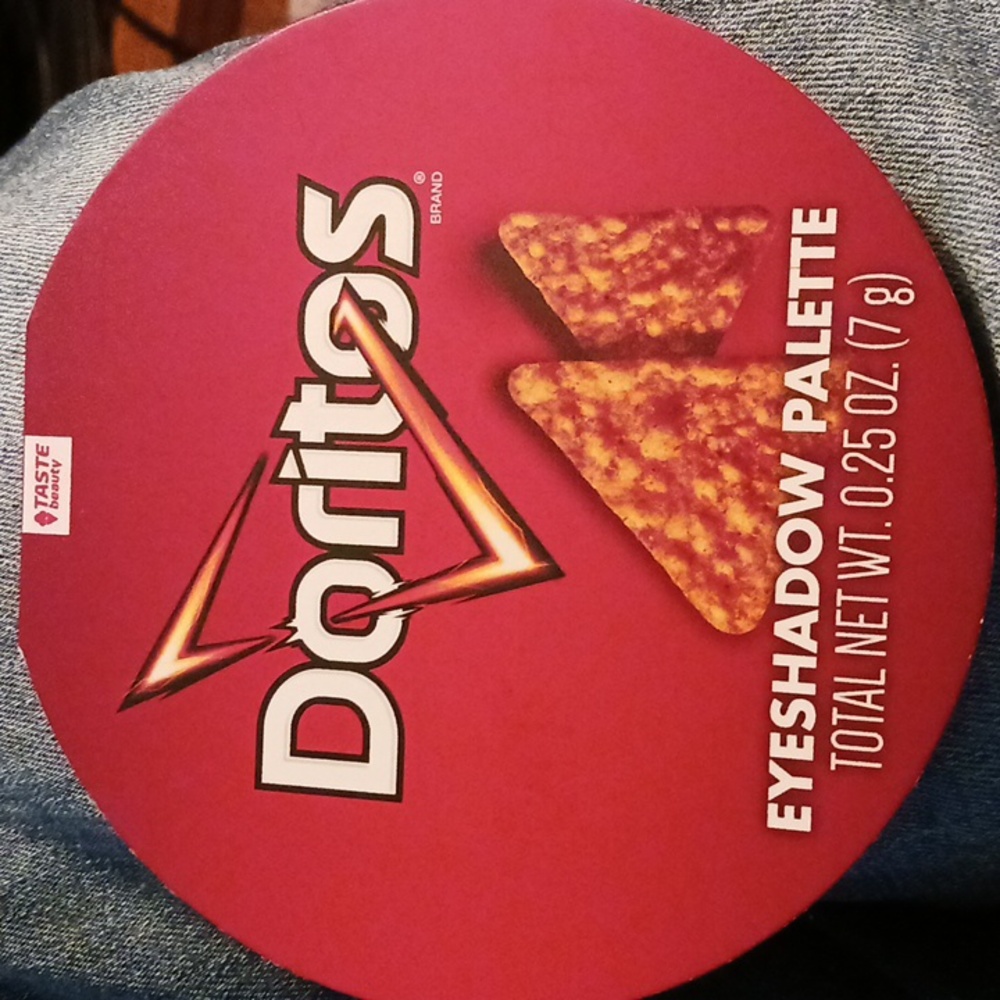 DORITOS EYESHADOW PALETTE OF 9 WITH MIRROR